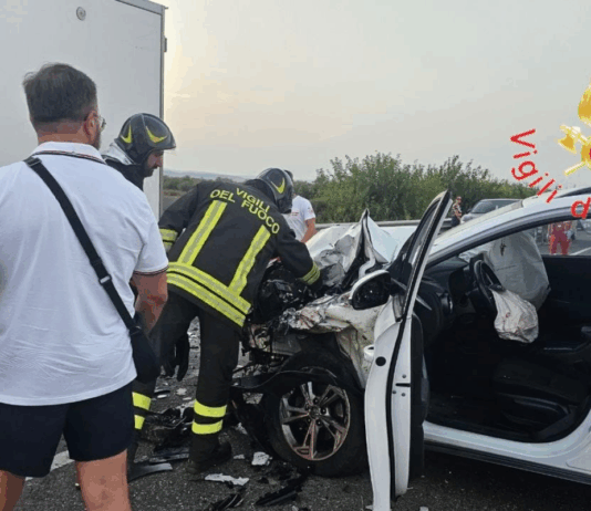 Statale 106, Vigili del Fuoco in azione per incidente: coinvolta anche una famiglia con due bambini Vigili del Fuoco - Incidente SS106