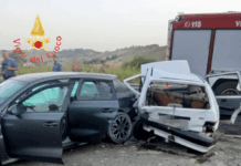 Scontro tra due auto: tre persone ferite Vigili del Fuoco - Incidente