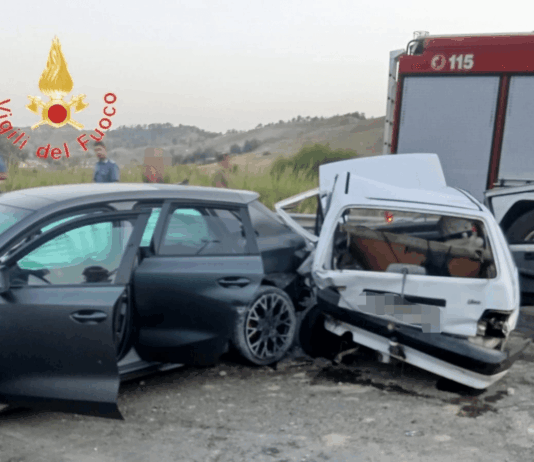 Scontro tra due auto: tre persone ferite Vigili del Fuoco - Incidente