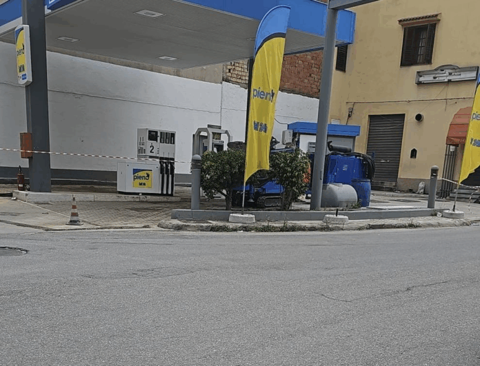 Rosarno - Distributore di carburante - Perdita benzina