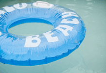 Tragedia in vacanza: bimbo di 2 anni muore annegato in piscina Piscina con ciambella gonfiabile