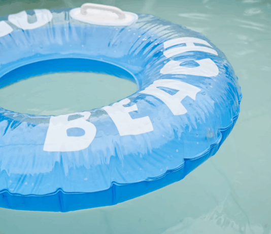 Tragedia in vacanza: bimbo di 2 anni muore annegato in piscina Piscina con ciambella gonfiabile