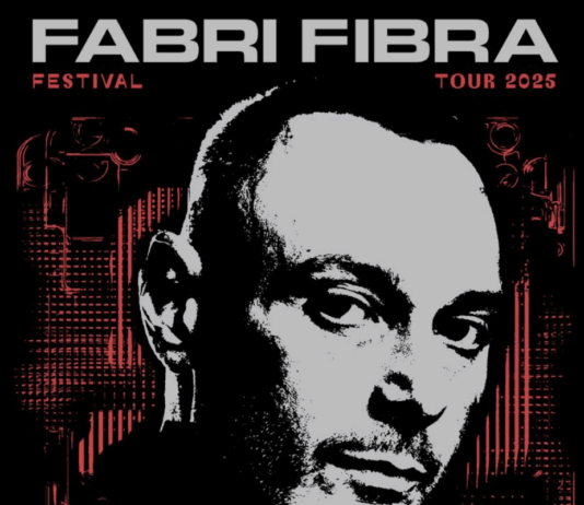 Dal “Tradimento” a “Caos”: vent’anni di Fabri Fibra sul palco del Roccella Summer Festival Fabri Fibra - Roccella Summer Festival