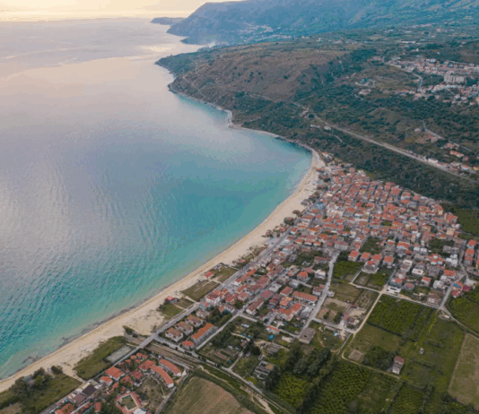 Cena a Nicotera, sessanta intossicati, cinque gravi: ristorante chiuso dai Carabinieri Nicotera (VV) - Veduta aerea