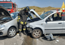 Schianto tra Fiat Punto e Panda a Catanzaro: estratti dai Vigili del Fuoco tre feriti incastrati Vigili del Fuoco Catanzaro - Incidente stradale