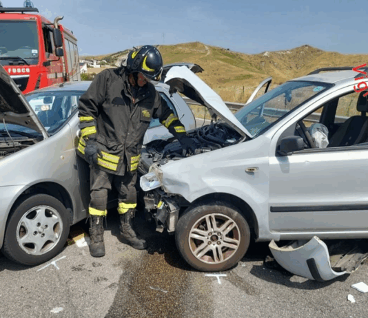 Schianto tra Fiat Punto e Panda a Catanzaro: estratti dai Vigili del Fuoco tre feriti incastrati Vigili del Fuoco Catanzaro - Incidente stradale