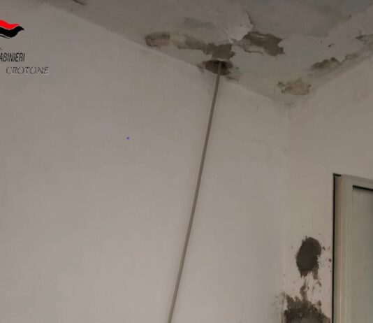 Furto di energia elettrica: tre persone denunciate Carabinieri Crotone - Furto Energia