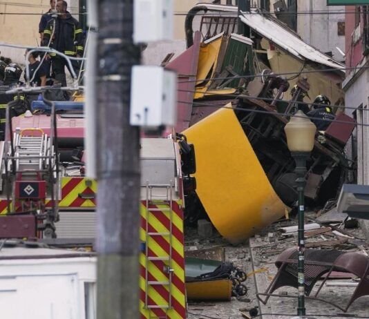 Tragedia a Lisbona, deraglia la funicolare – 17 morti e 21 feriti Lisbona - Portogallo - Deragliamento funicolare