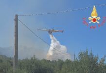 Incendio boschivo – Vigili del fuoco al lavoro (VIDEO) Vigili del Fuoco - Spegnimento incendio con Canadair