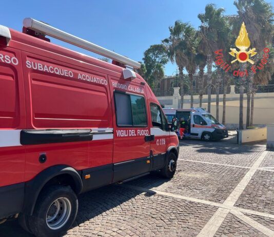 Vigili del fuoco salvano bagnante a Reggio Calabria Vigili del Fuoco - Sommozzatori - Soccorso subacqueo acquatico