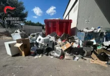 Rifiuti pericolosi abbandonati nel centro di raccolta: scatta il sequestro Rifiuti pericolosi