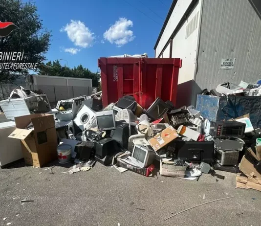 Rifiuti pericolosi abbandonati nel centro di raccolta: scatta il sequestro Rifiuti pericolosi