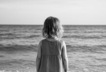 Tragedia in mare: bimba di 4 anni muore annegata Bambina sulla spiaggia - mare