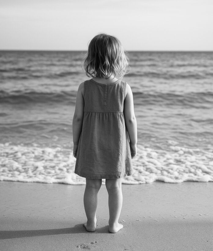 Bambina sulla spiaggia - mare