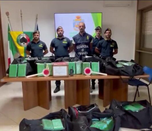Porto di Gioia Tauro – sequestrati 288 kg di cocaina Guardia di Finanza - Sequestro cocaina al Porto di Gioia Tauro