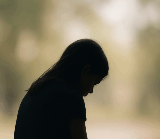 Body shaming alla figlia undicenne: padre condannato dalla Cassazione Bambina