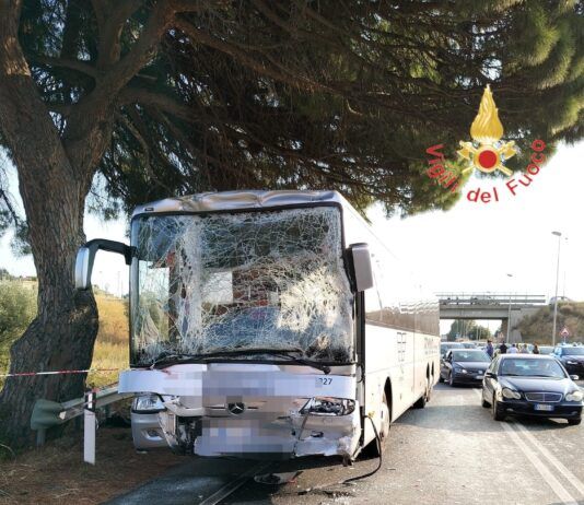 Incidente sulla SS106: due autobus coinvolti, studenti feriti lievi Vigili del Fuoco - Scontro autobus - SS 106
