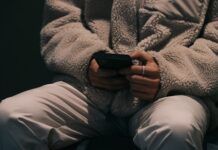 Oltre 10mila messaggi hot inviati da docente ad alunna 12enne Smartphone - Telefono