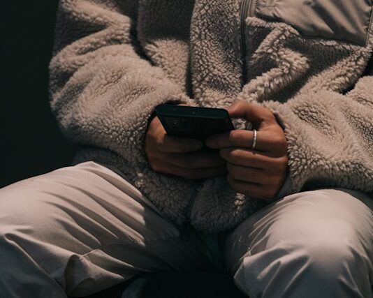 Oltre 10mila messaggi hot inviati da docente ad alunna 12enne Smartphone - Telefono