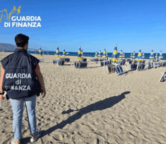 Spiaggia libera trasformata in lido abusivo: maxi sequestro della Guardia di Finanza Guardia di Finanza - ROAN - Sequestro Lido Stabilimento Balneare abusivo