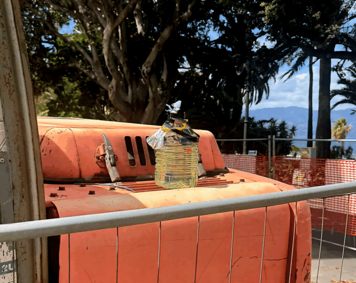 Una bottiglia ed una bustina con dei proiettili al cantiere del Cinema Orchidea - Reggio Calabria
