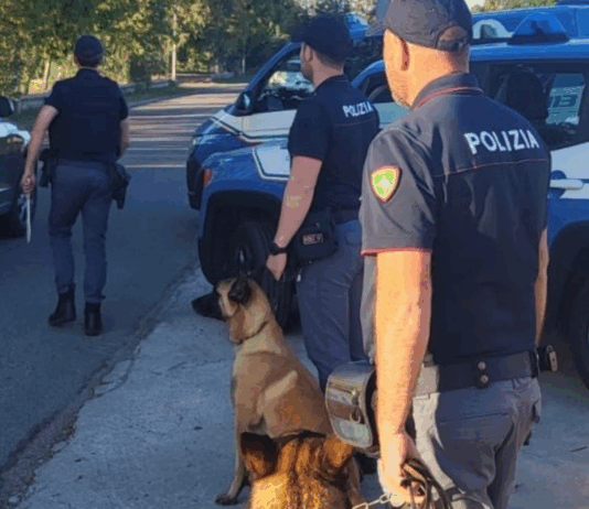 Doppio blitz della Polizia: cocaina nascosta in un calzino e hashish nel contatore dell’acqua Polizia di Stato - Unità Cinofila