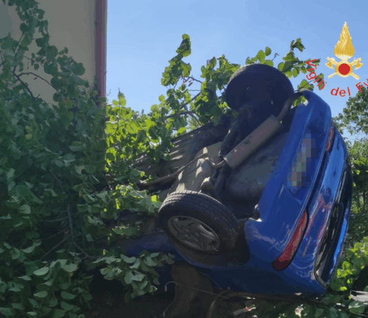 Auto si ribalta, momenti di paura: ferite due persone anziane Vigili del Fuoco - Incidente stradale - Auto ribaltata - Tiriolo (CZ)