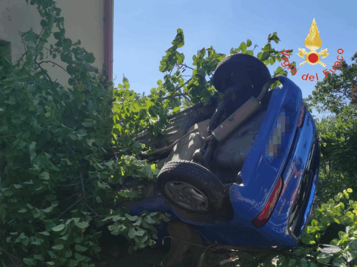 Vigili del Fuoco - Incidente stradale - Auto ribaltata - Tiriolo (CZ)