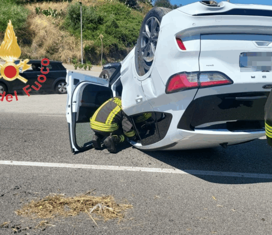Incidente sulla SS106: auto ribaltata, un ferito in ospedale Vigili del Fuoco - Incidente SS 106