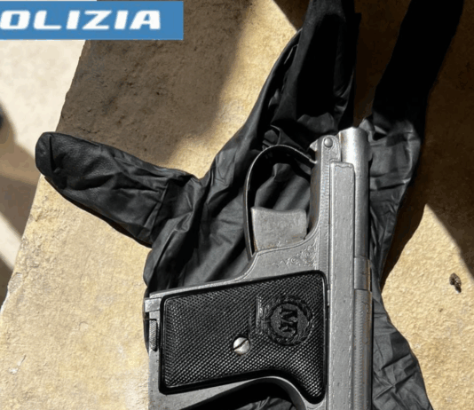 Operazione della Squadra Mobile: scovato deposito di armi e fuochi illegali Polizia di Stato - Sequestro armi da fuoco - Pistola
