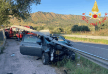 Incidente sulla 106 all’alba, Fiat 500 finisce contro il guardrail: quattro giovani feriti Vigili del Fuoco - Incidente Stradale