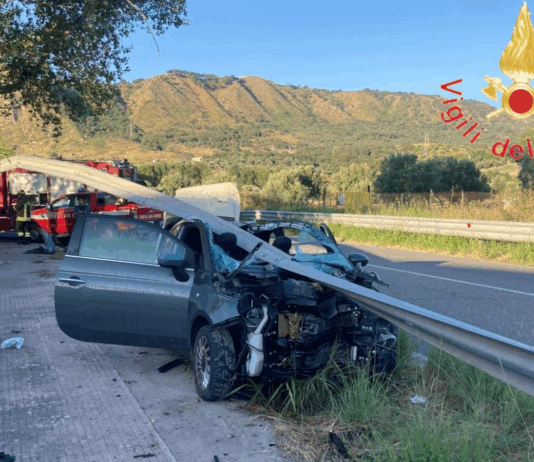 Incidente sulla 106 all’alba, Fiat 500 finisce contro il guardrail: quattro giovani feriti Vigili del Fuoco - Incidente Stradale