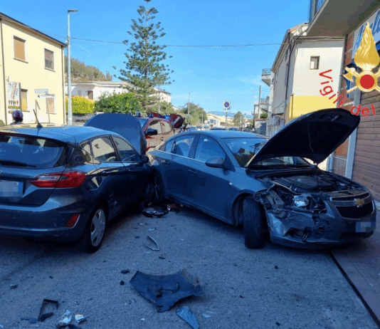 Impatto tra auto in città: tanta paura, ma solo ferite lievi Vigili del Fuoco - Incidente Stradale