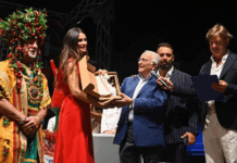 Olio di Calabria IGP protagonista al Festival del Peperoncino: l’omaggio a Manuela Arcuri Festival del Peperoncino - Olio di Calabria IGP - Manuela Arcuri