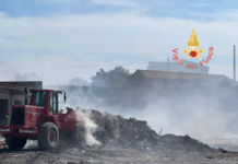 Reggio Calabria, incendio al mercato ortofrutticolo Vigili del Fuoco - Mezzi meccanici in azione