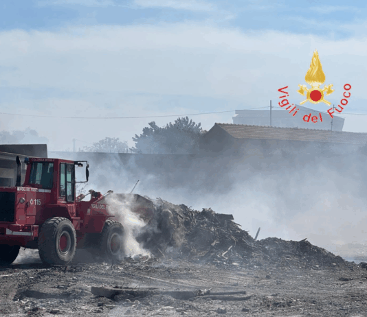 Reggio Calabria, incendio al mercato ortofrutticolo Vigili del Fuoco - Mezzi meccanici in azione