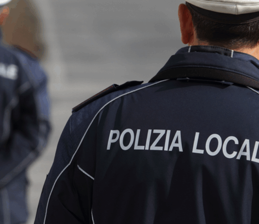 Inveisce contro pattuglia Polizia Locale e tenta di investire agente – fermato venditore ambulante Polizia Locale