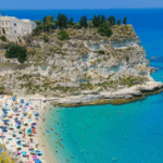Calabria seconda in Italia per qualità del mare: il 97% delle acque è “eccellente” secondo Arpa Chiesa di Santa Maria dell'Isola - Tropea (VV)