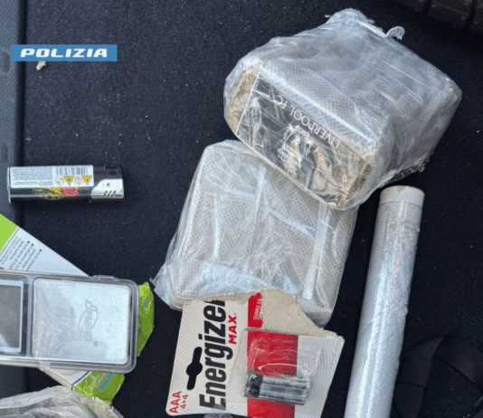 Un chilo di hashish e 80 grammi di cocaina: operazione della Squadra Mobile Polizia di Stato - Sequestro droga Scalea (CS)