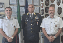 Guardia di Finanza – Cambio al vertice della Sezione Aerea di Lamezia: il testimone passa a Carotenuto Guardia di Finanza - Raffaele Carotenuto, Stefano Leccia, Nicola Picerno