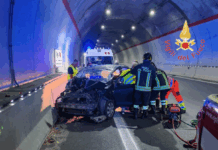 Donna ferita in incidente sulla SS106: estratta dalle lamiere dai Vigili del Fuoco Vigili del fuoco - Incidente in galleria su Ss 106 - ferita una donna estratta dalle lamiere