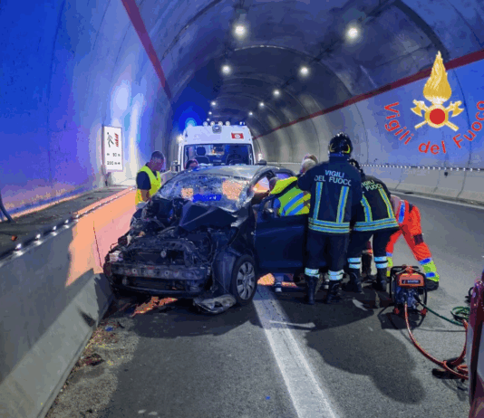 Donna ferita in incidente sulla SS106: estratta dalle lamiere dai Vigili del Fuoco Vigili del fuoco - Incidente in galleria su Ss 106 - ferita una donna estratta dalle lamiere