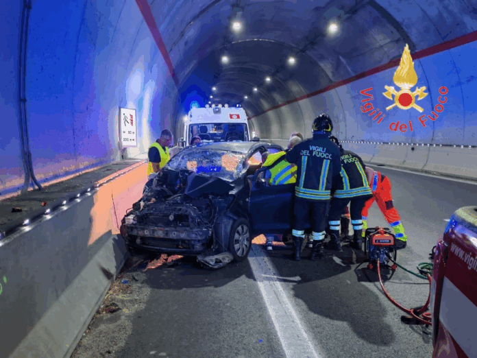 Vigili del fuoco - Incidente in galleria su Ss 106 - ferita una donna estratta dalle lamiere