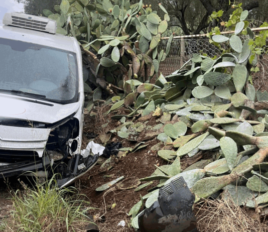 Statale 18, pioggia e strada viscida: uomo perde il controllo del furgone Incidente furgone Statale 18