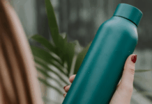 Candeggina nella borraccia a scuola: studentessa finisce in ospedale. Compagno confessa: “era uno scherzo” Borraccia