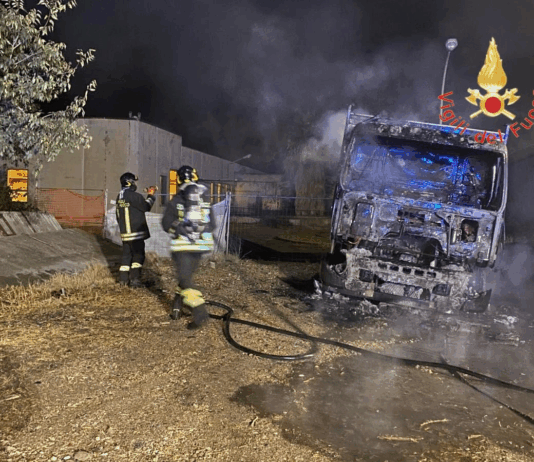 Reggio Calabria – in fiamme tre autocarri Vigili del Fuoco - Incendio Reggio Calabria