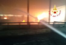 Calabria, fulmine colpisce capannone agricolo: incendio e due feriti lievi