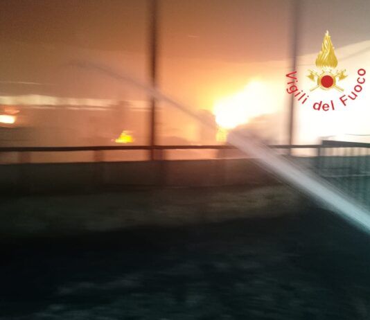 Calabria, fulmine colpisce capannone agricolo: incendio e due feriti lievi