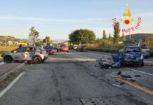 Scontro tra tre auto: quattro persone ferite Vigili Del Fuoco - Incidente stradale