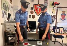 Fermati per un controllo, in auto droga, un coltello e mazza da baseball: un arresto e una denuncia Carabinieri Crotone